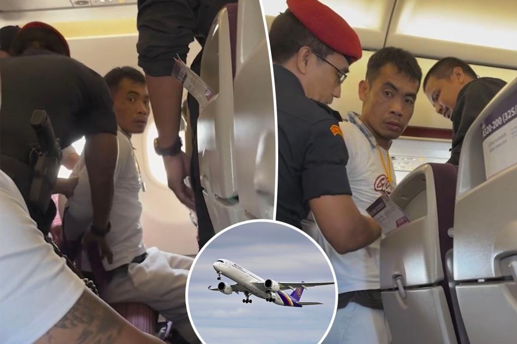 The passenger who tried to open the plane door in the middle of the flight is arrested: 'Terrible'