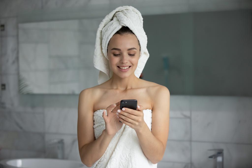 Don't Bring Your iPhone Into The Bathroom When You Shower For One Very Scary Reason, Influencer Warns: 'A Little PSA'