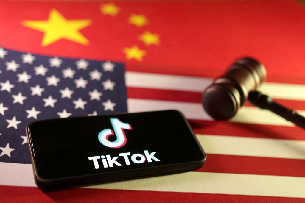 Tiktok logo, US and China flags