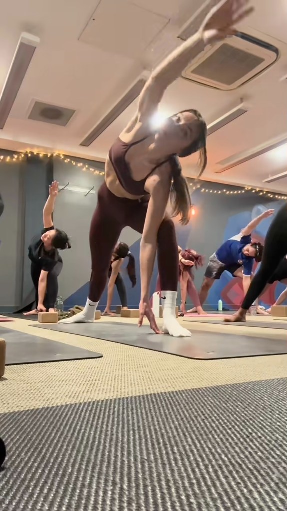 A group of people participate in the first hot classification of Charinlondon's yoga to inspire self-improvision