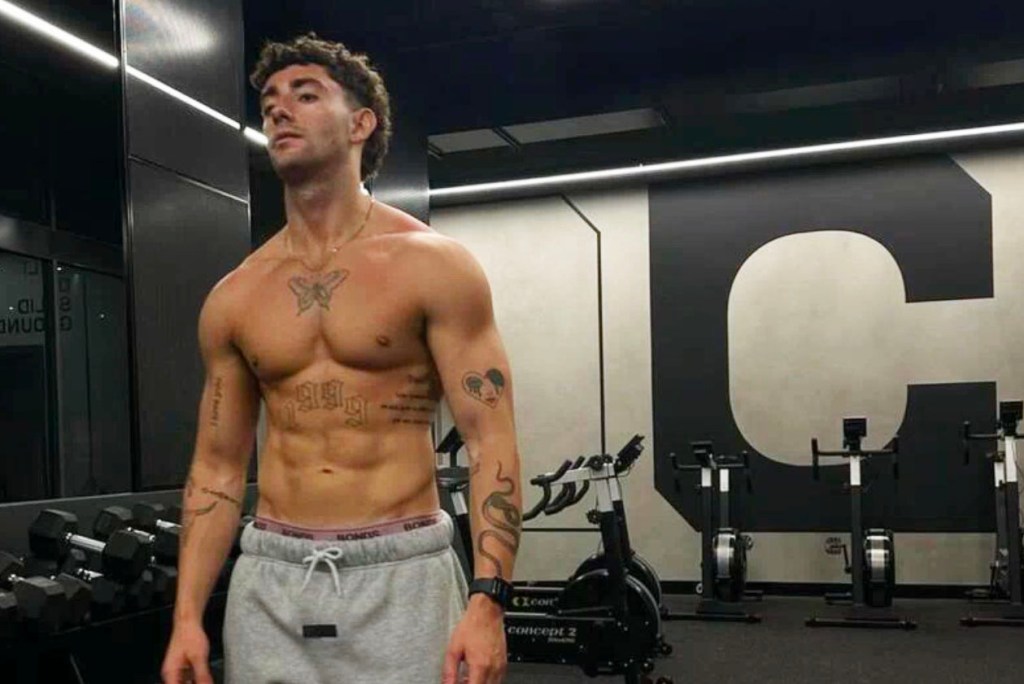 Fitness TIK to Influencer Jackson Adams posing in the gym during a training session