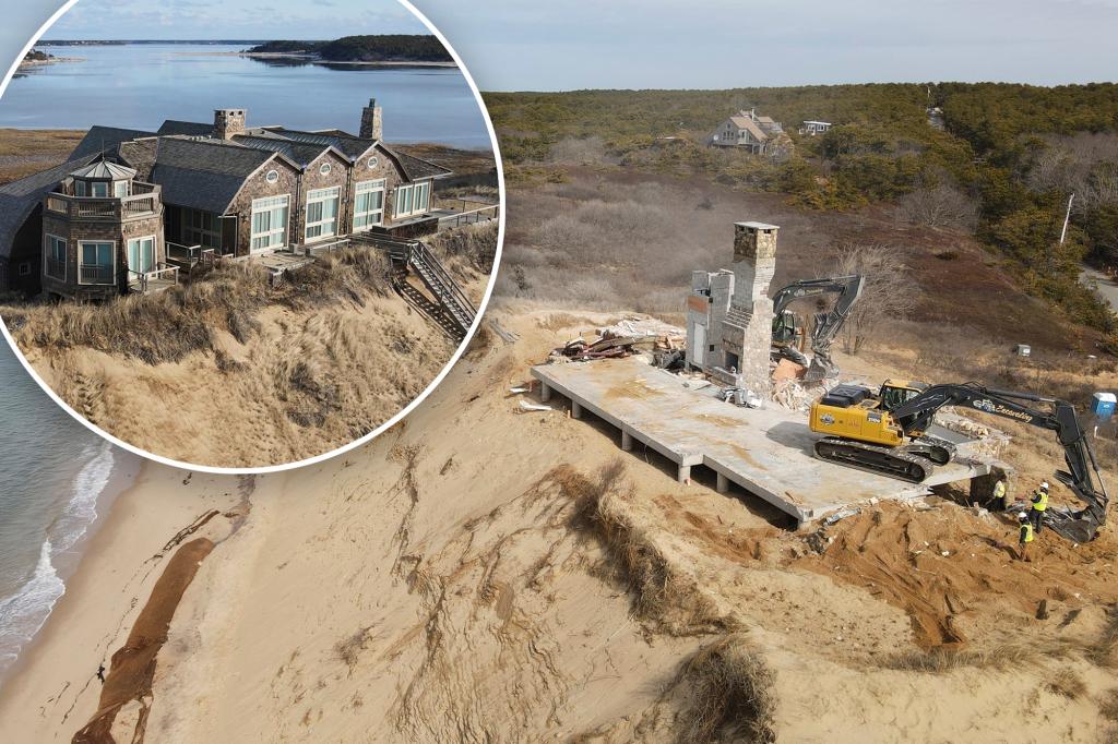 Is destroyed a luxury house on the verge of collapsing in Cape Code Bay