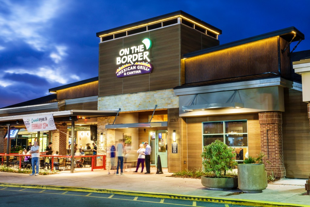 Orlando, crossroads of Lake Buena Vista, on the Mexican border grill at dusk.