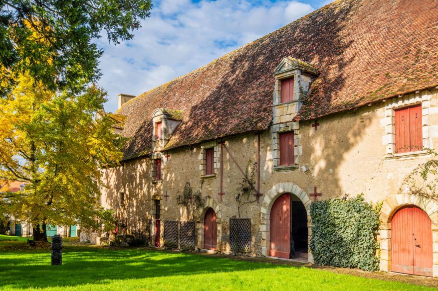 The castle boasts large halls, waiting rooms, a staff apartment, a recreation room and a Mexican -style tavern.